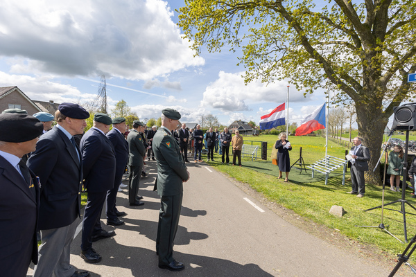 Aanwezige militairen bij onthulling WO2 monument in Oosterwolde