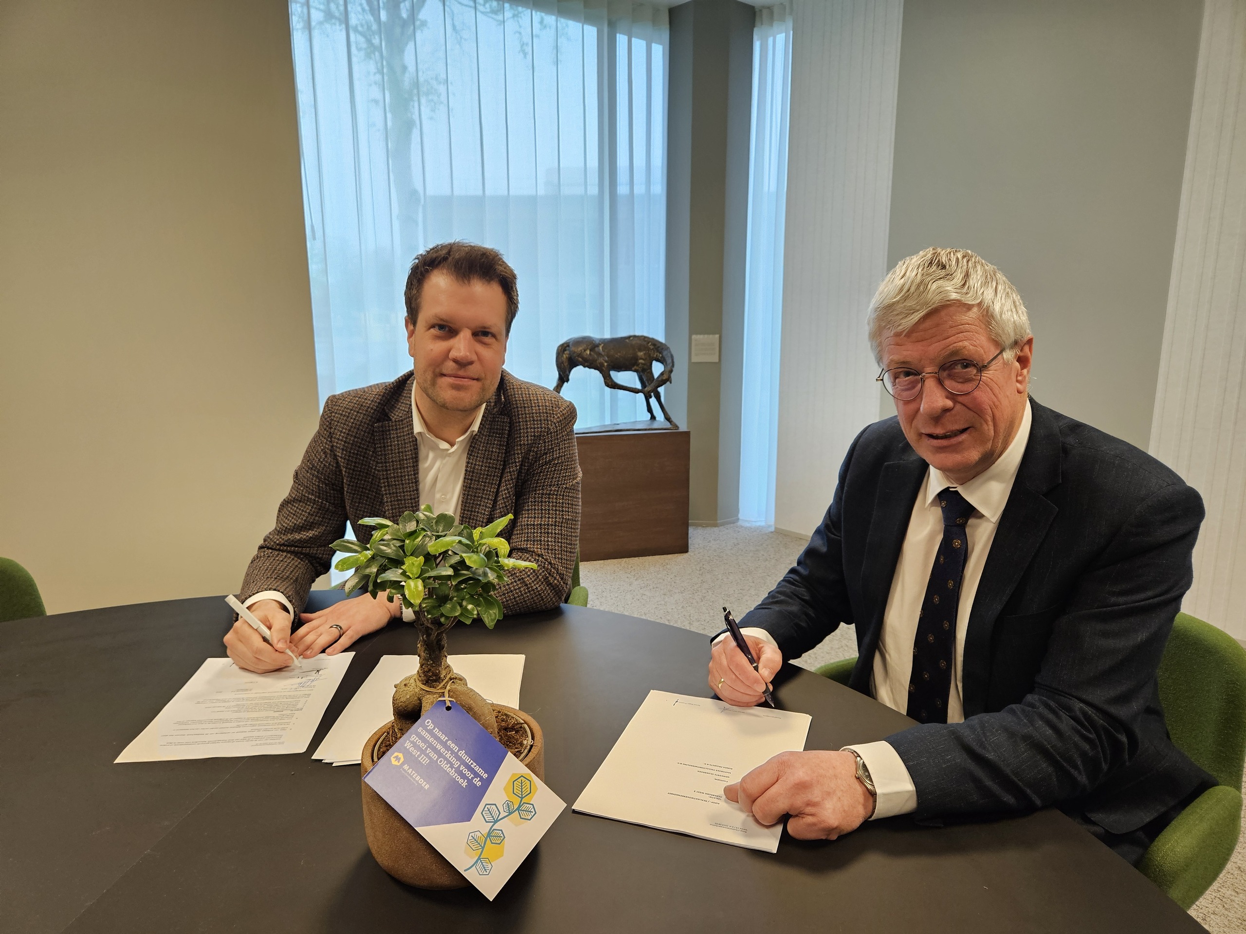 Ondertekening overeenkomst Oldebroek West 3 met Tom Munter van Mateboer en wethouder Ben Engberts
