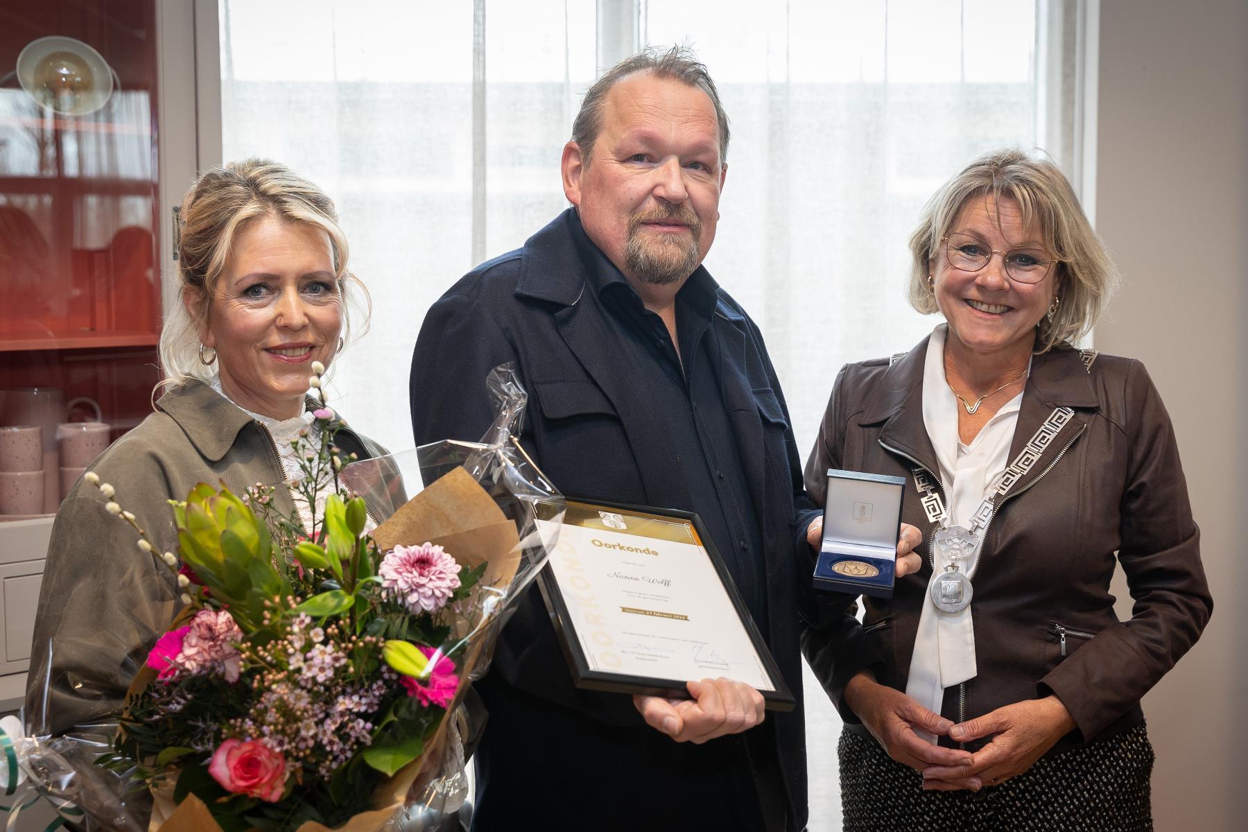 Dierenarts Nanne Wolff ontvangt Oldebroeker Erepenning van burgemeester Haseloop