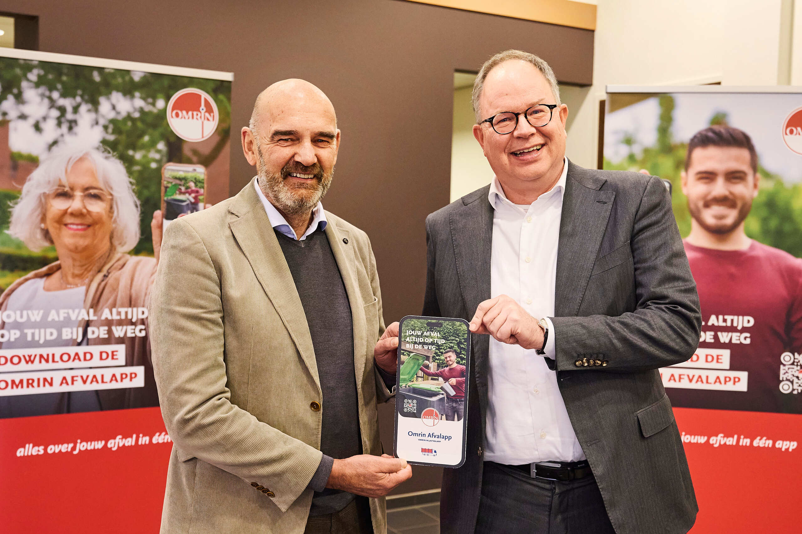 Wethouder Beerd Flier (gemeente Oldebroek) neemt de app in ontvangst van directeur Hein Grafhorst (Omrin).