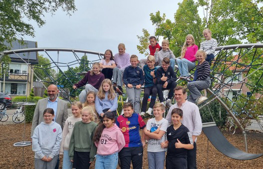 Kick-off E-waste Race 2025 bij Timotheüsschool in Oldebroek met wethouder Beerd Flier. De leerlingen hebben al een goede start gemaakt met inzamelen!