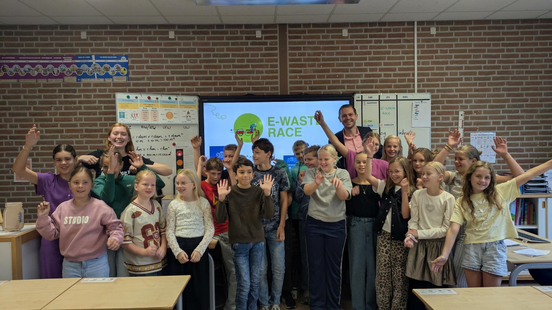 Kickoff van de E-waste Race Noord-Veluwe bij basisschool De Wegwijzer in Oosterwolde, met wethouder Kerkmans