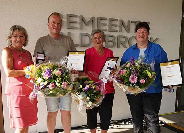 Marcel van Pijkeren, Hennie Pleijter en Ria van Boven ontvangen erepenningen tijdens Zomerfestival in Oldebroek