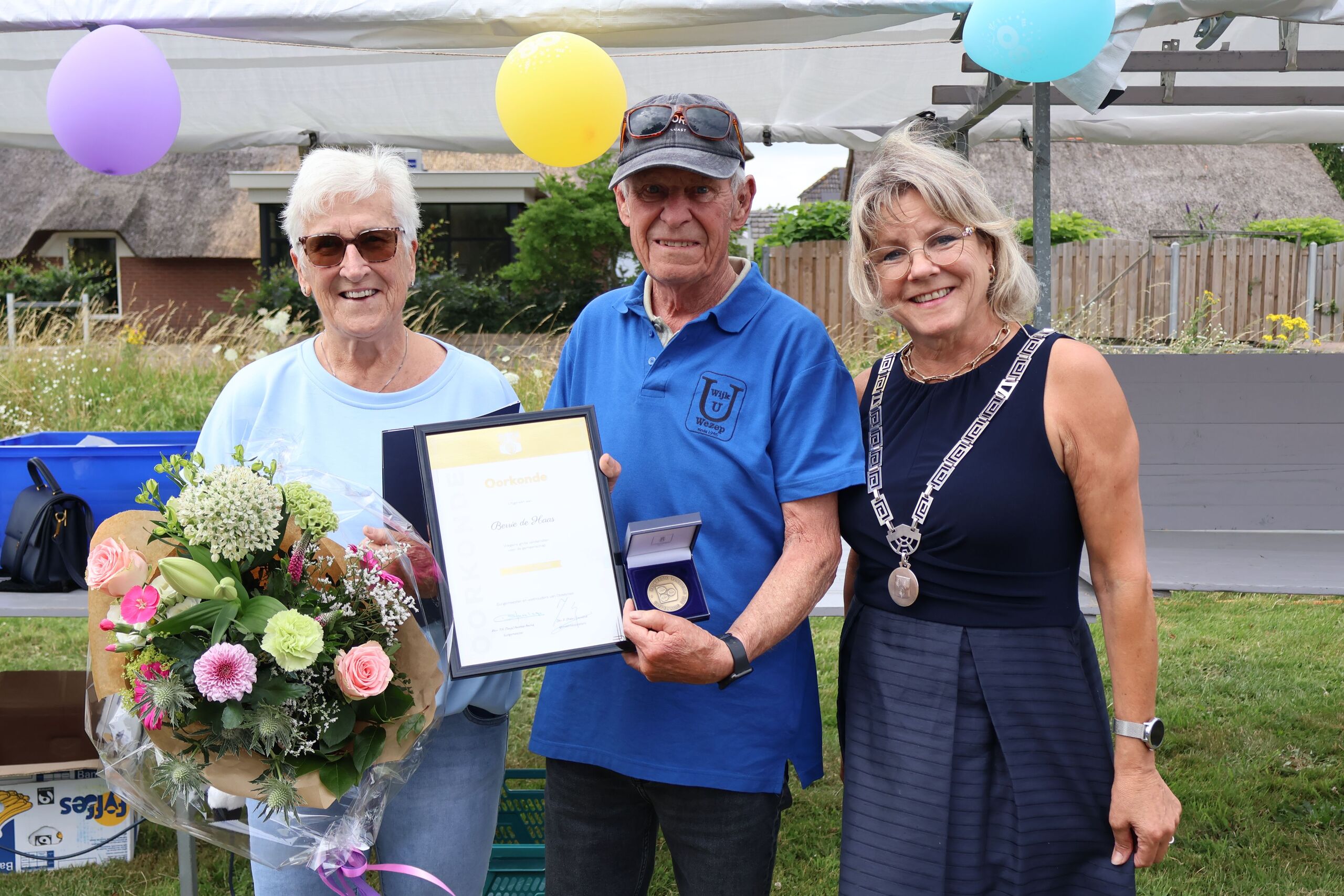 Berrie de Haas ontvangt Oldebroeker Erepenning tijdens kinderfeest Wijk U