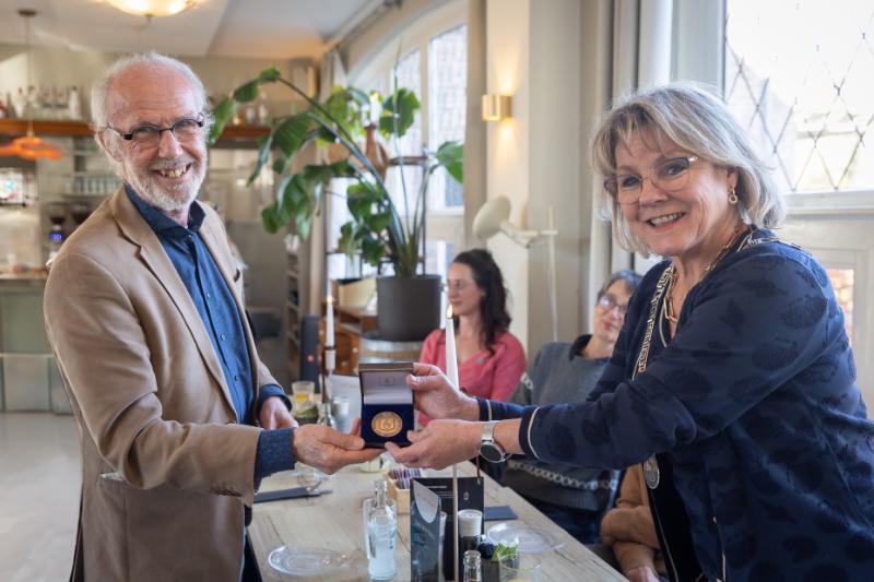 Rob Barzilay ontvangt Oldebroeker erepenning van burgemeester Tanja Haseloop-Amsing