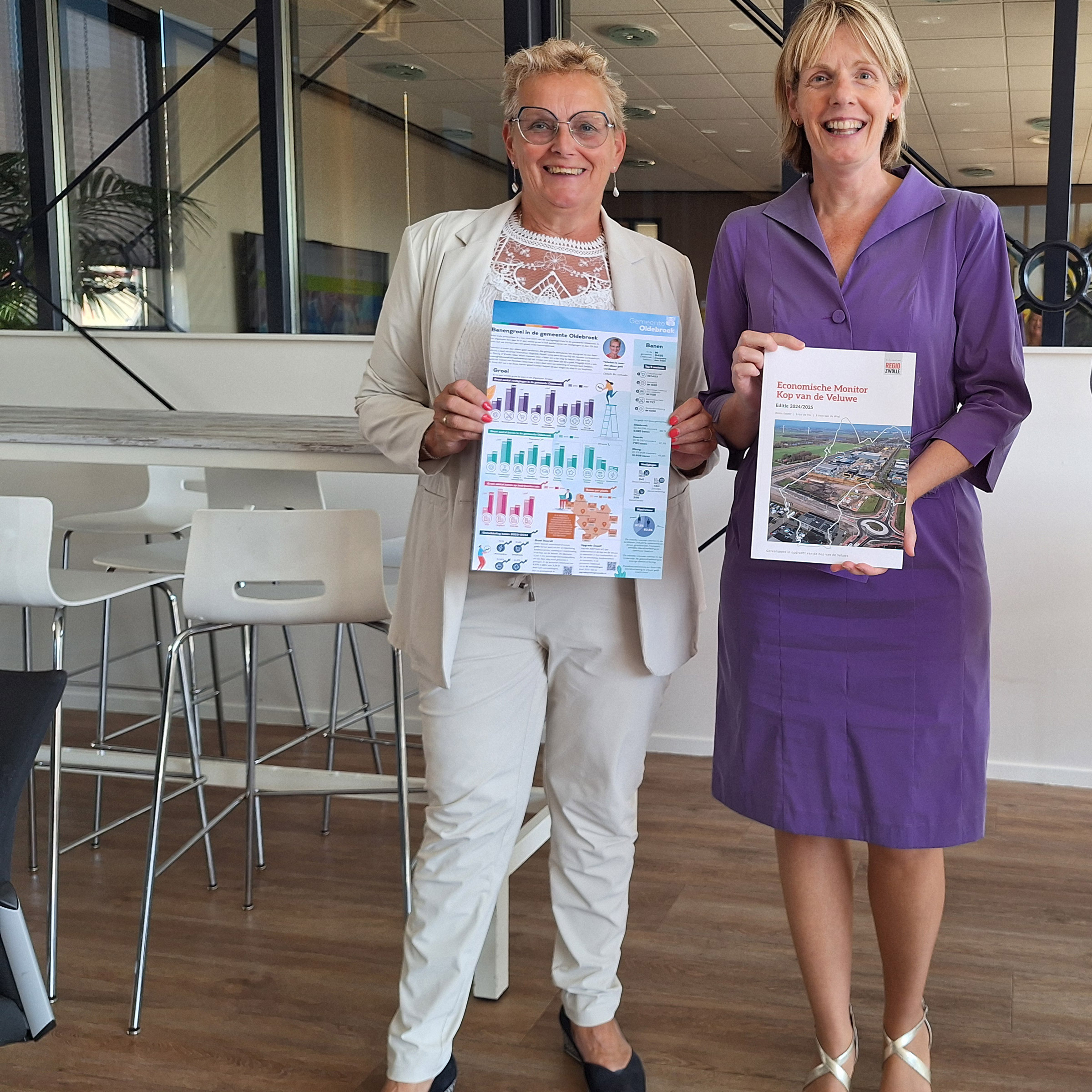 Werkgelegenheid infographic wordt door wethouder Vos overhandigd aan gedeputeerde Witjes