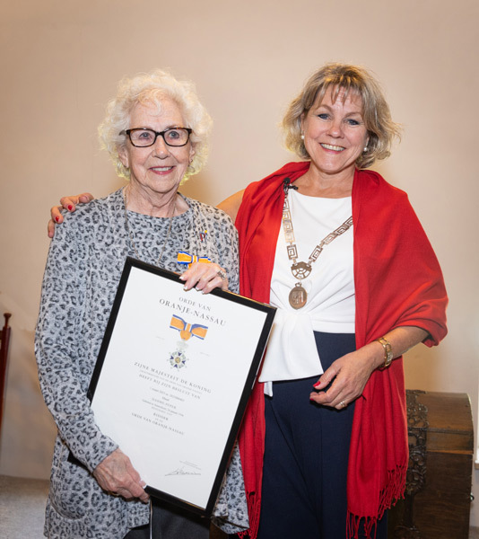 Maud Dahme-Peper ontvangt Ridderorde van burgemeester Haseloop-Amsing