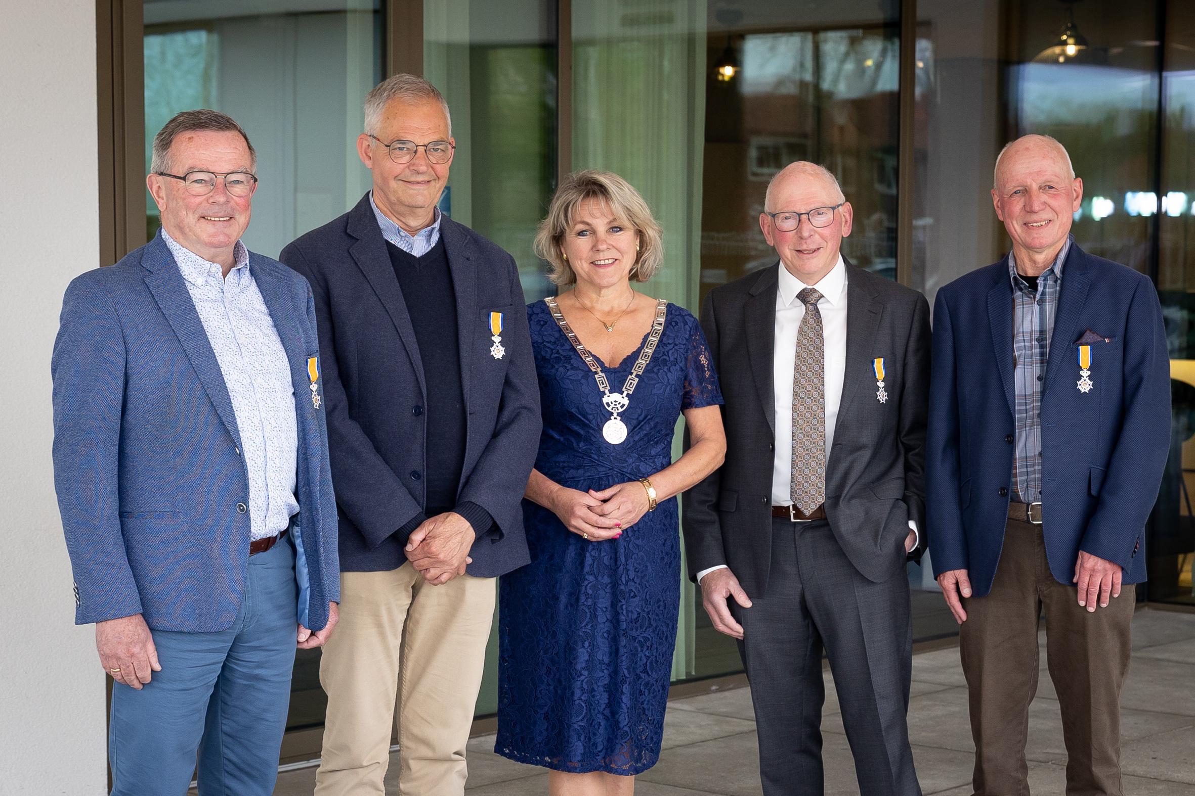 20250425-Lintjesregen-Oldebroek-groepsfoto-decorandi (1)