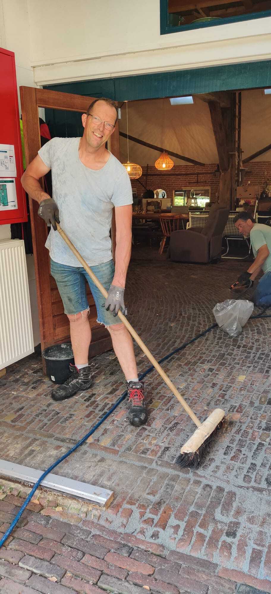Medewerker van Knipscheer is bezig met voegen vloer bij Zorglandgoed Je Maintiendrai