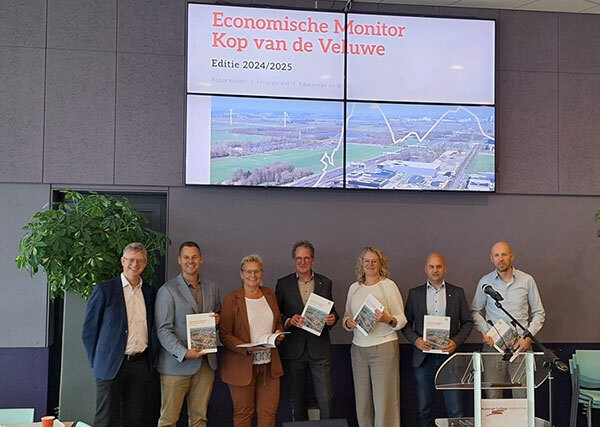 Van links naar rechts: Prof. Dr. Henri de Groot, wethouder Lennart Oosterloo gemeente Elbrug, wethouder Liesbeth Vos gemeente Oldebroek, wethouder Klaas Harink gemeente Heerde, wethouder Margriet Brouwer gemeente Hattem, wethouder William van Ommen gemeente Heerde, Friso de Vor Senior Onderzoeker Regionale Economie bij hogeschool Windesheim