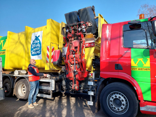 Foto: Wethouder Beerd Flier trapt de afvalcampagne af door een rondje mee te rijden op een vuilniswagen van Van Werven.