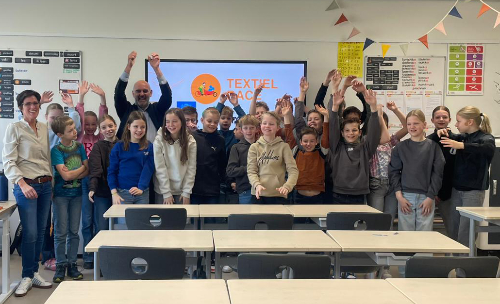 Kick-Off Textiel Race 2026 bij CBS De Spoorzoeker met leerlingen en wethouder Beerd Flier