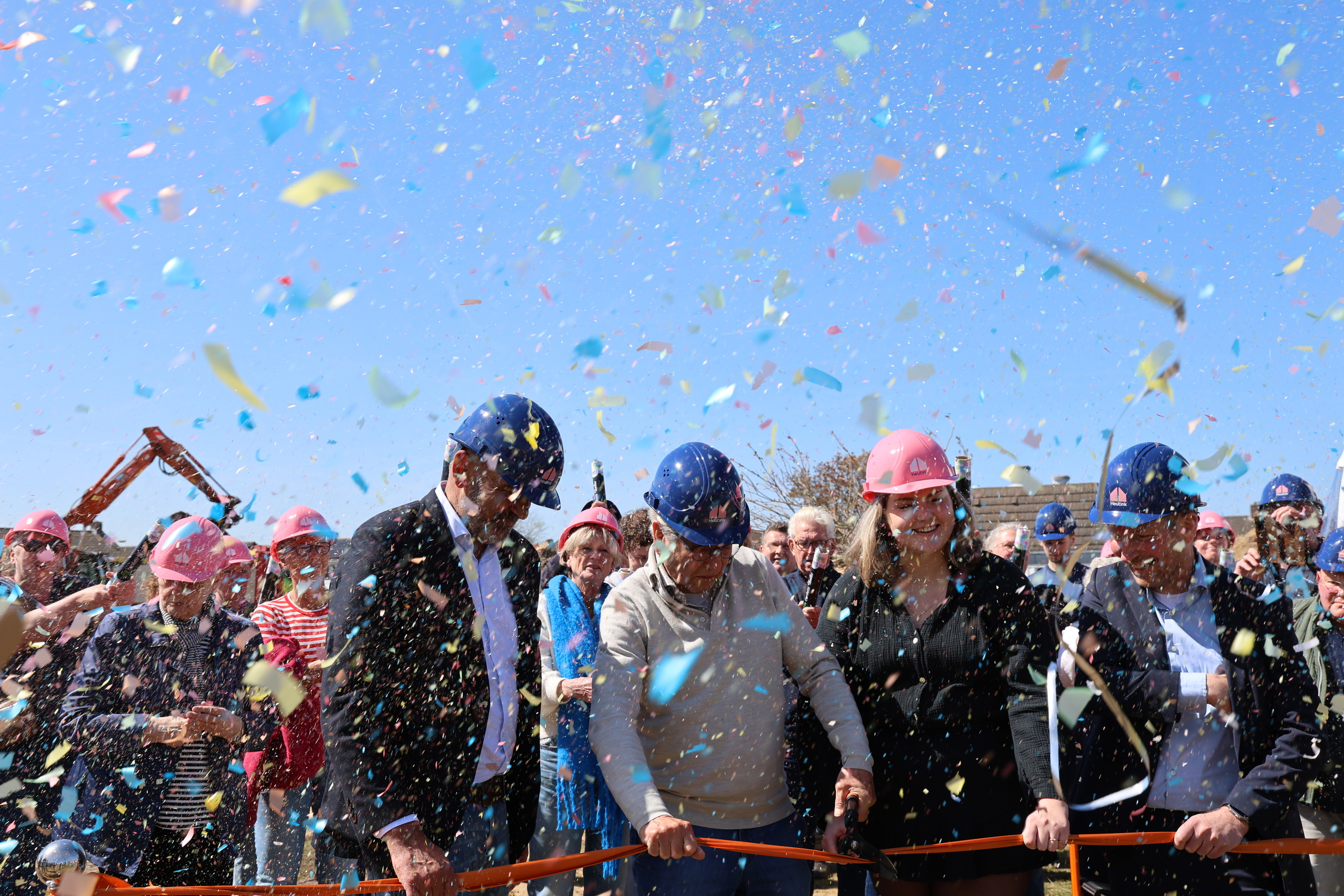 20200428 De jongste en de oudste toekomstige bewoner van het appartementencomplex Oranje Erf met wethouder Beerd Flier en directeur Helmi