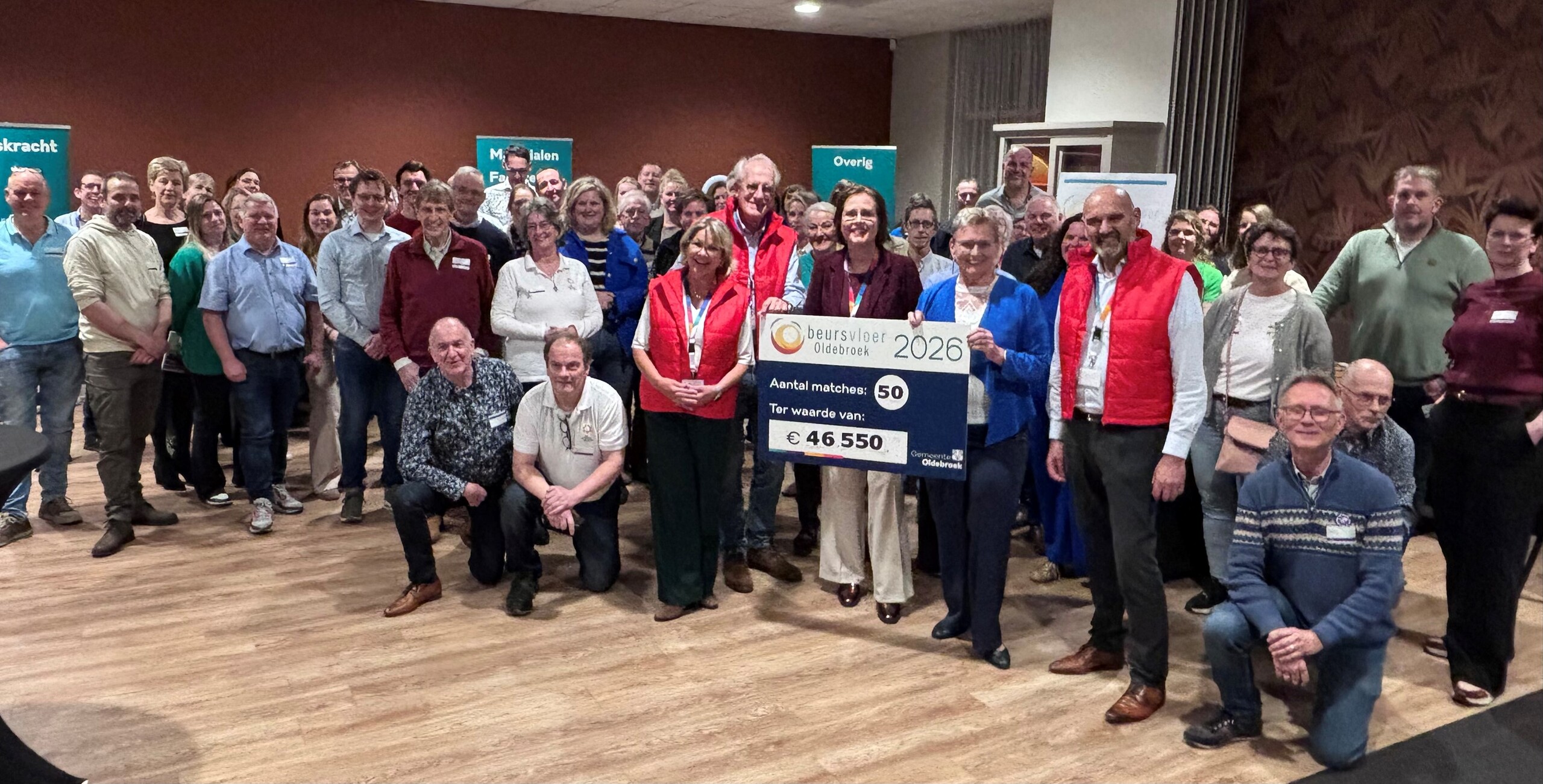 groepsfoto van de aanwezige mensen op de beursvloer oldebroek 2026 met de waardecheque