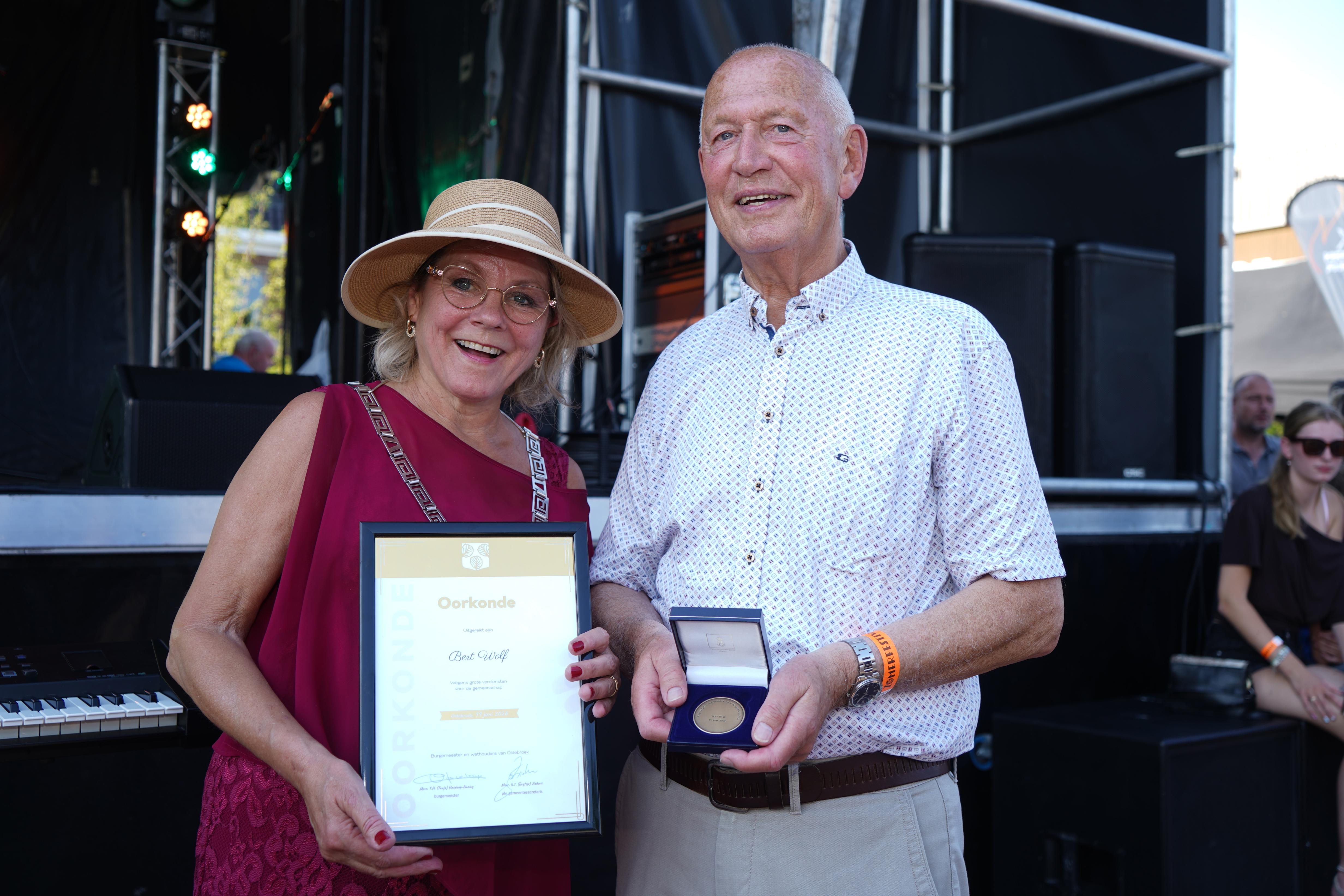 Bert Wolf ontvangt erepenning Oldebroek