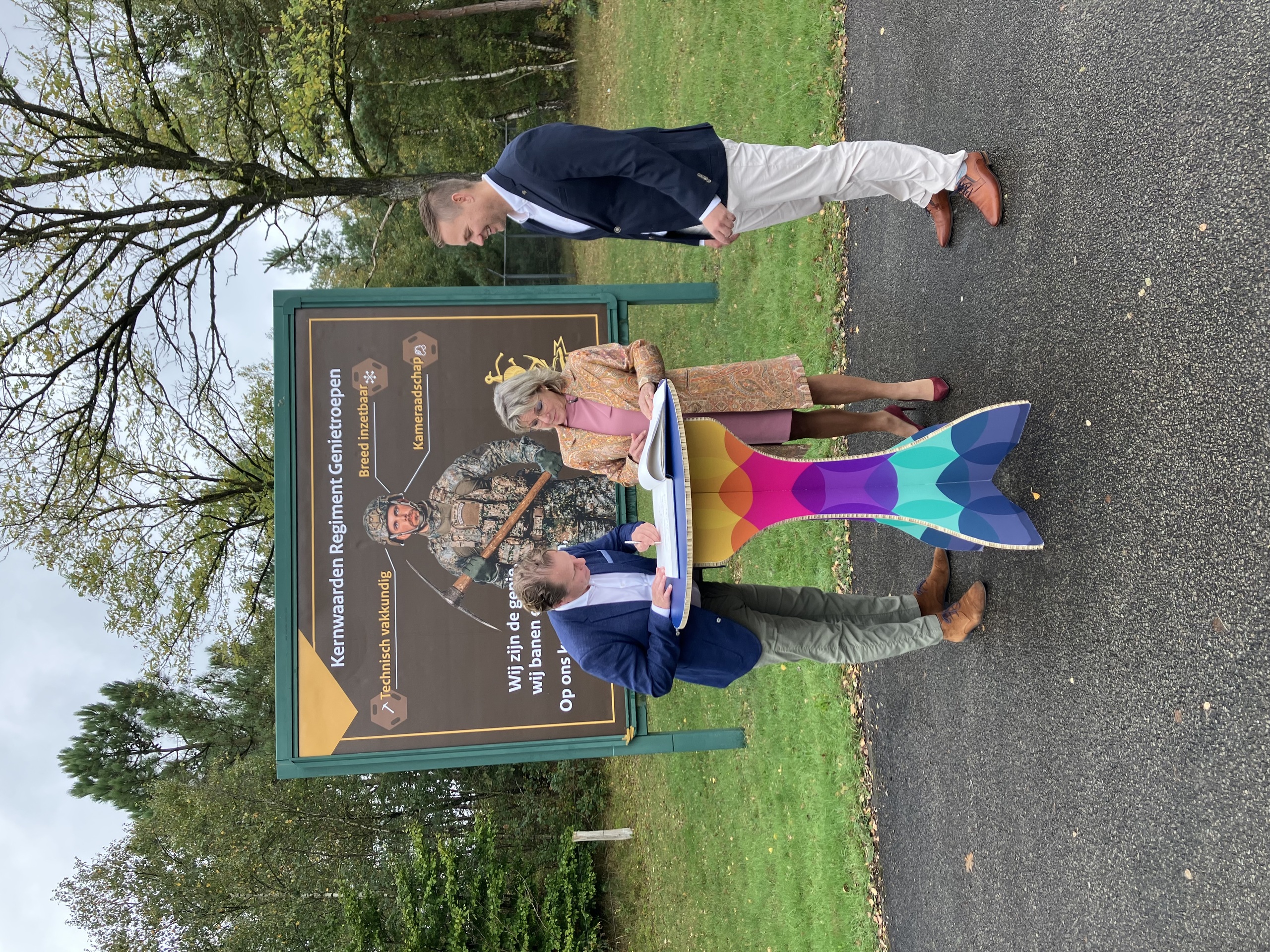 20251021  Staatssecretaris Defensie bezoekt Oldebroek - tekening gedenkboek (1)