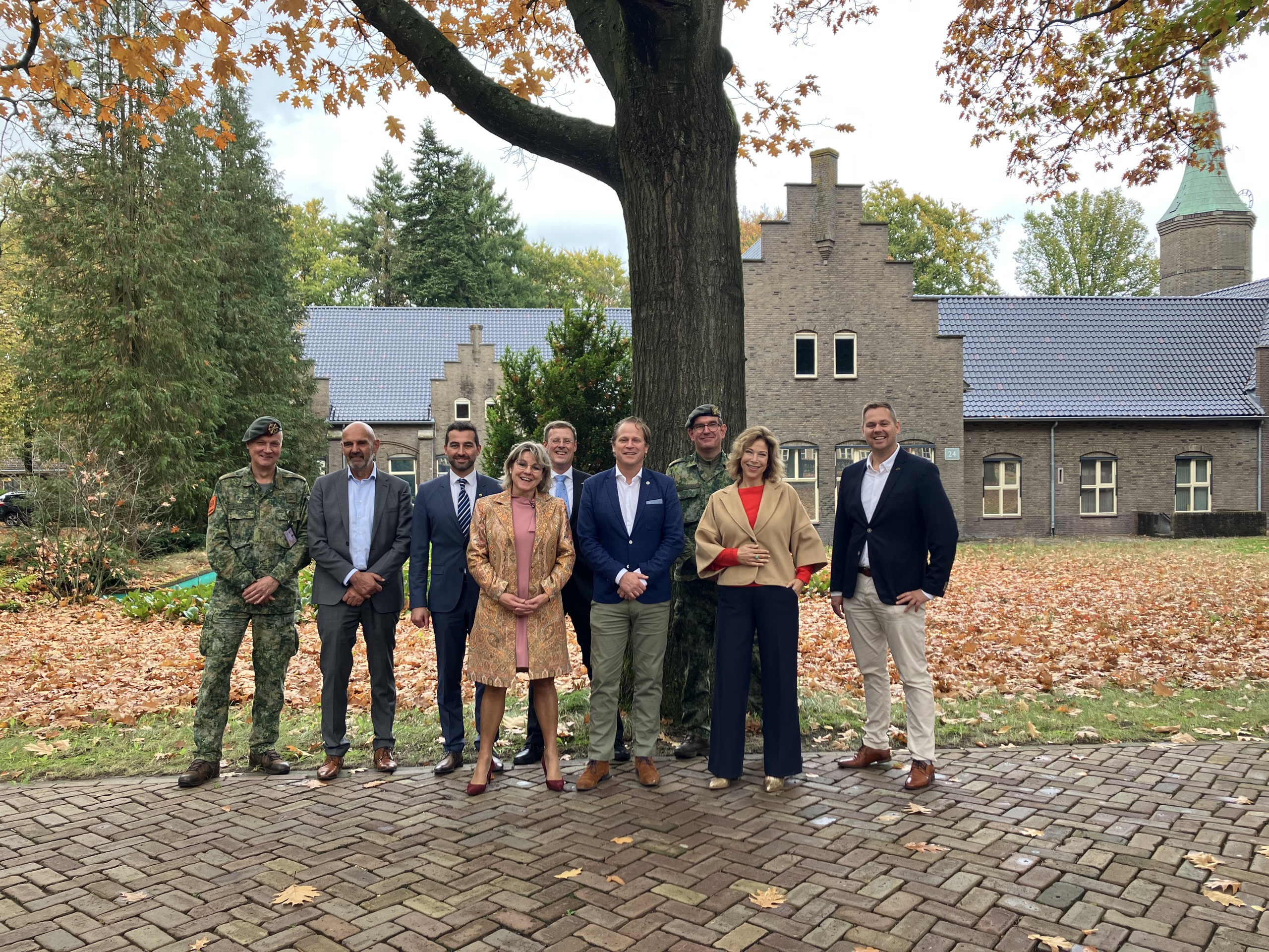 20251021 Staatssecretaris Defensie bezoekt Oldebroek - met bestuurders bij PMK (1)