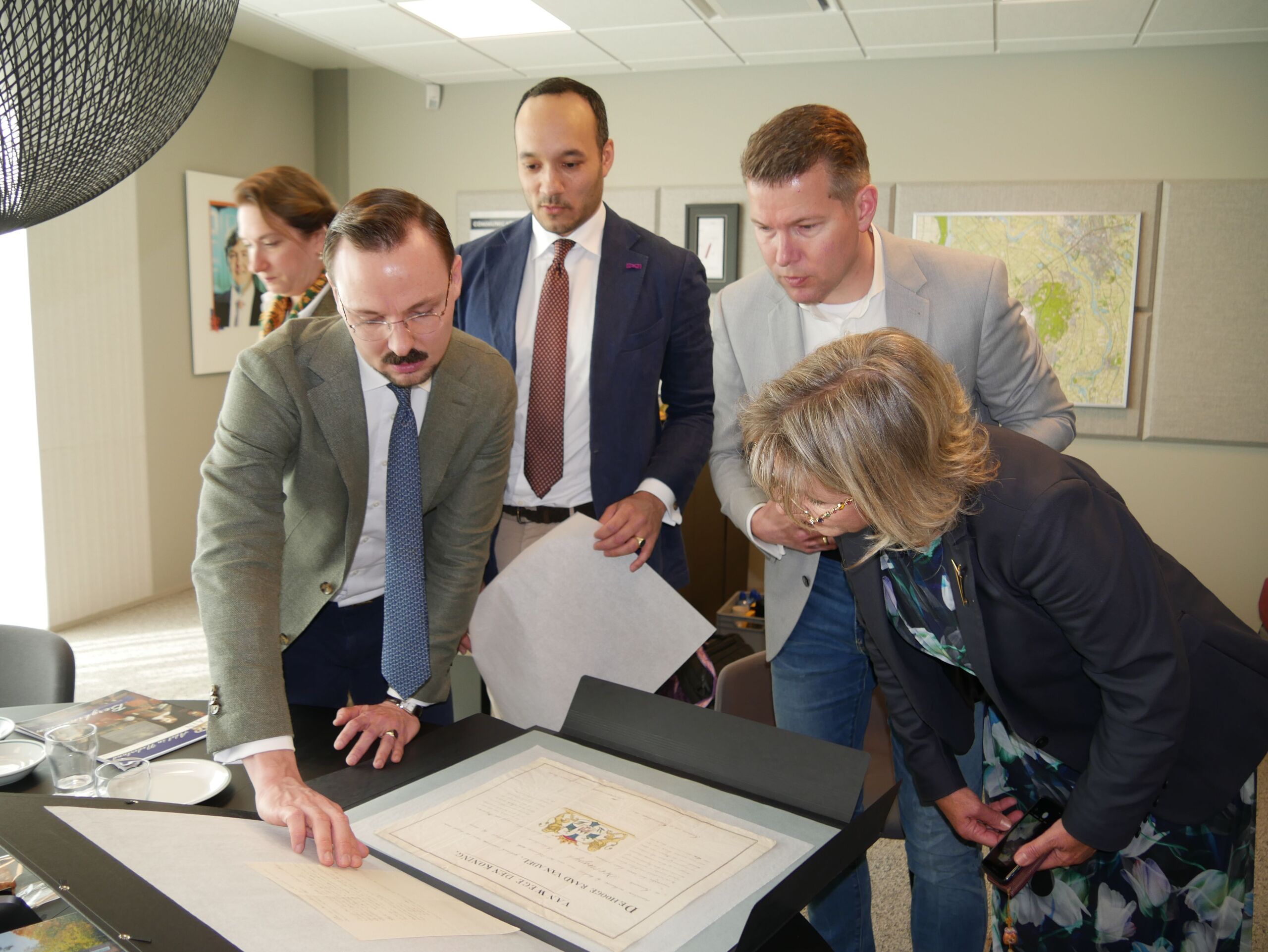 Stukken uit het familiearchief worden bekeken tijdens het bezoek van Maarten von Balluseck