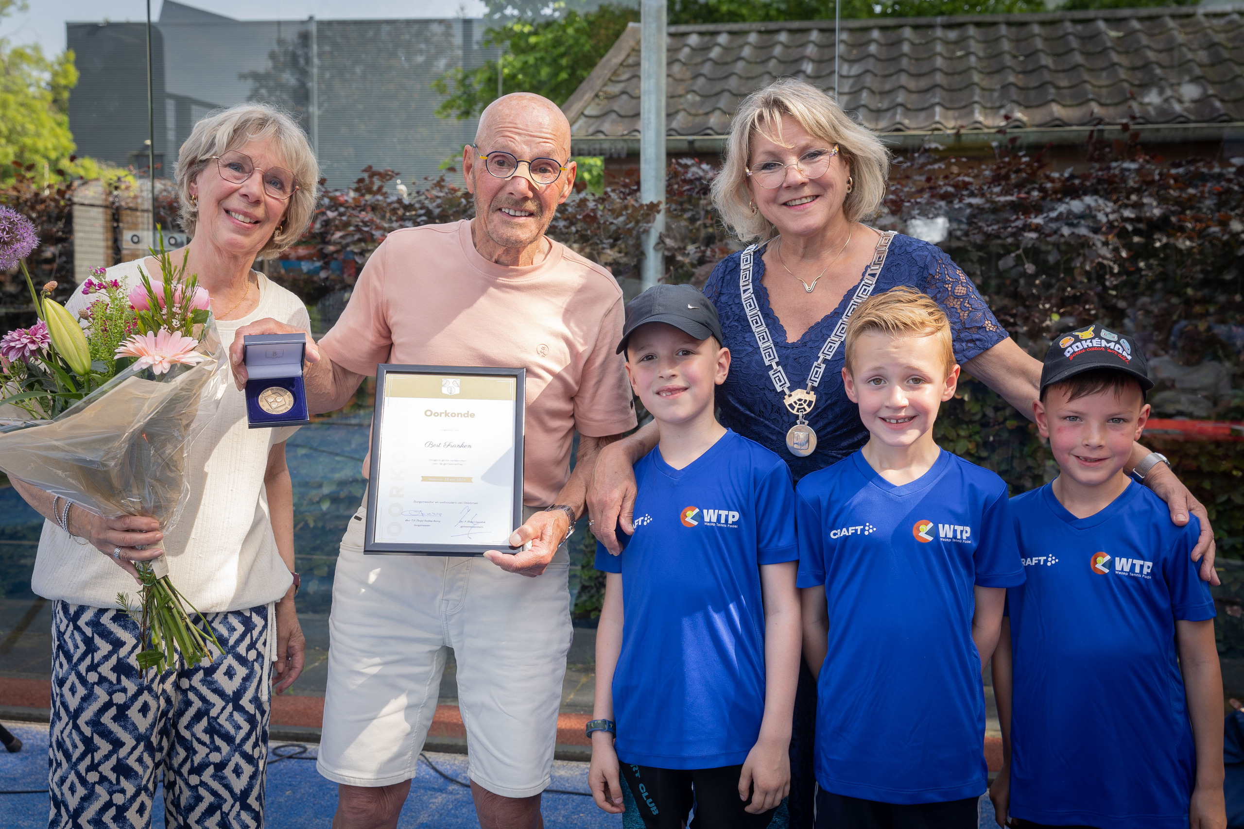 20260523 Bert Franken erepenning (partner Ria) - WTP met WTP jeugd in nieuwe jeugdshirts