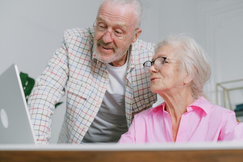 Ouder echtpaar veilig aan het internetten