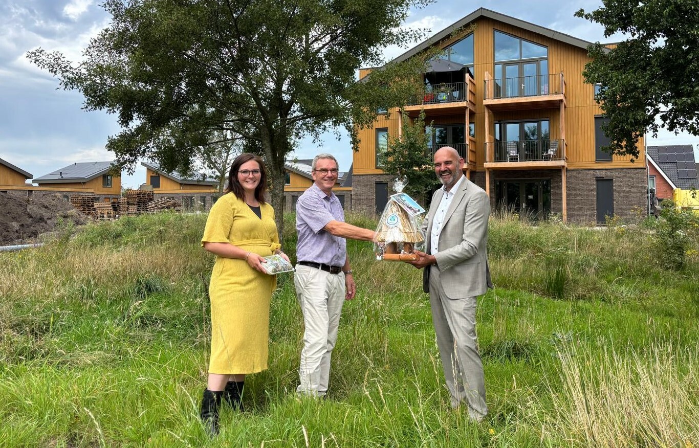20250812 Wethouder Beerd Flier en beleidsmedewerker Lauranne Oosterhoff feliciteren Piet van Pelt en de bewoners van de Singelhof
