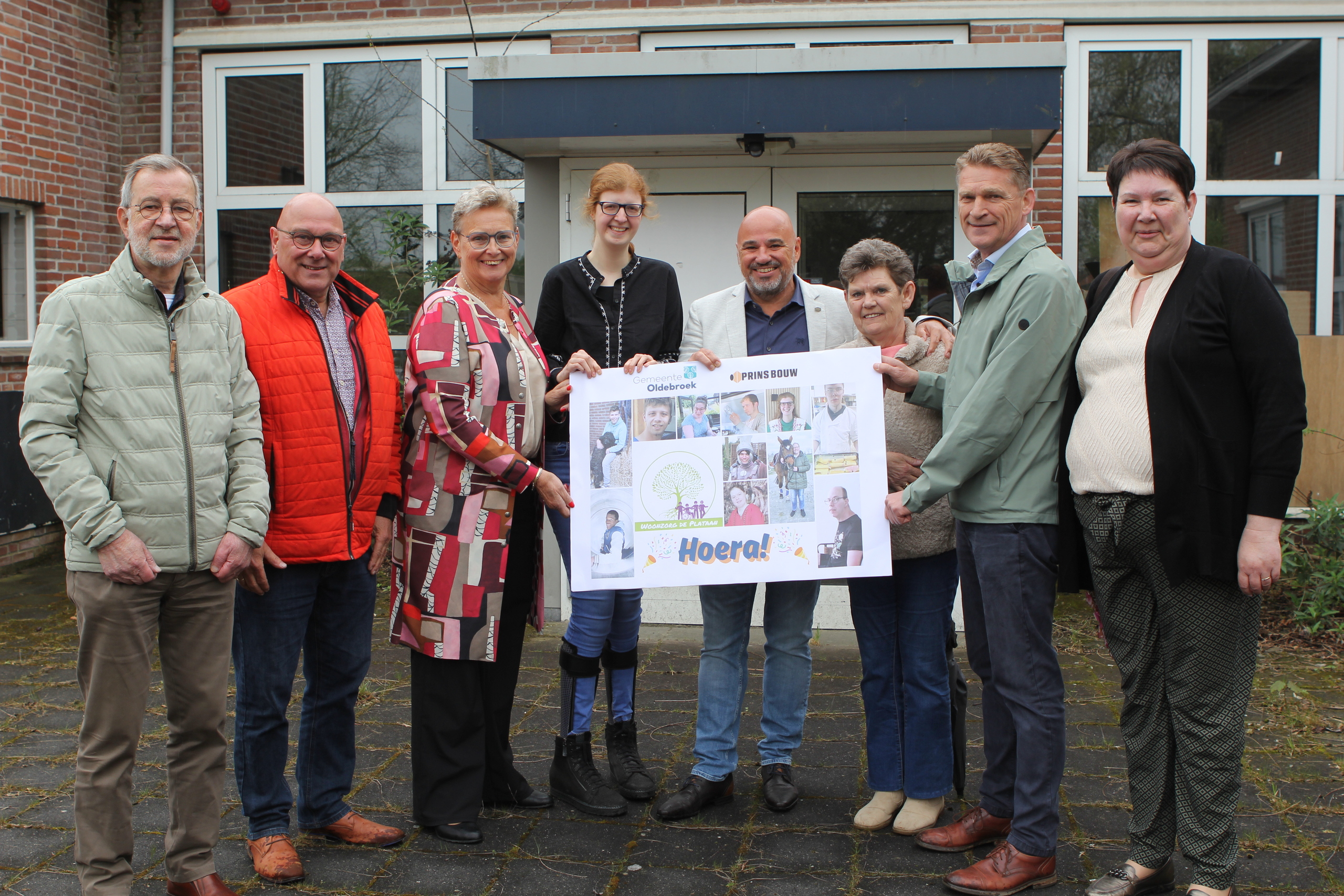 Ondertekenen Kooprealisatieovereenkomst De Klepperbelt met Liesbeth Vos - van de Weg wethouder van gemeente Oldebroek en Wim Prins directeur van Prins Bouw