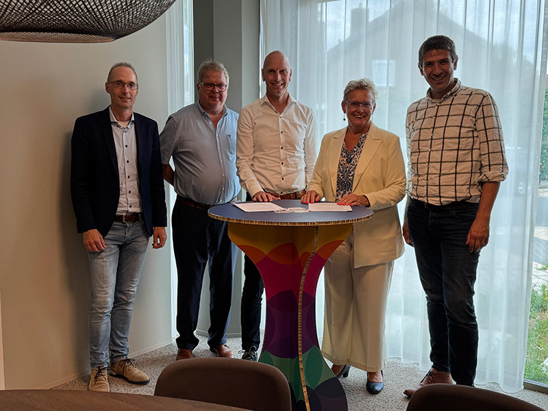 Bas Disco, Piet Tulner, Marcel van Werven, Liesbeth Vos en Tjaco Naaktgeboren maken afspraken