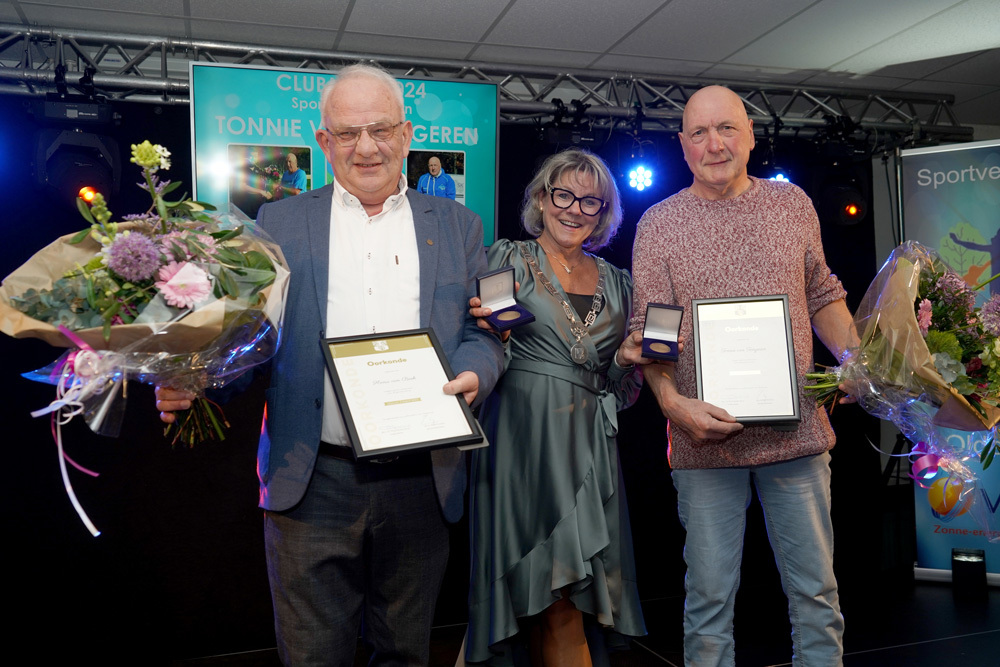 Henri van Beek en Tonnie van Tongeren ontvangen Oldebroeker Erepenning van burgemeester Haseloop