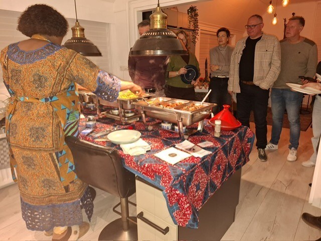 Mama Irene kookt tijdens teamuitje Klein&Uitslag