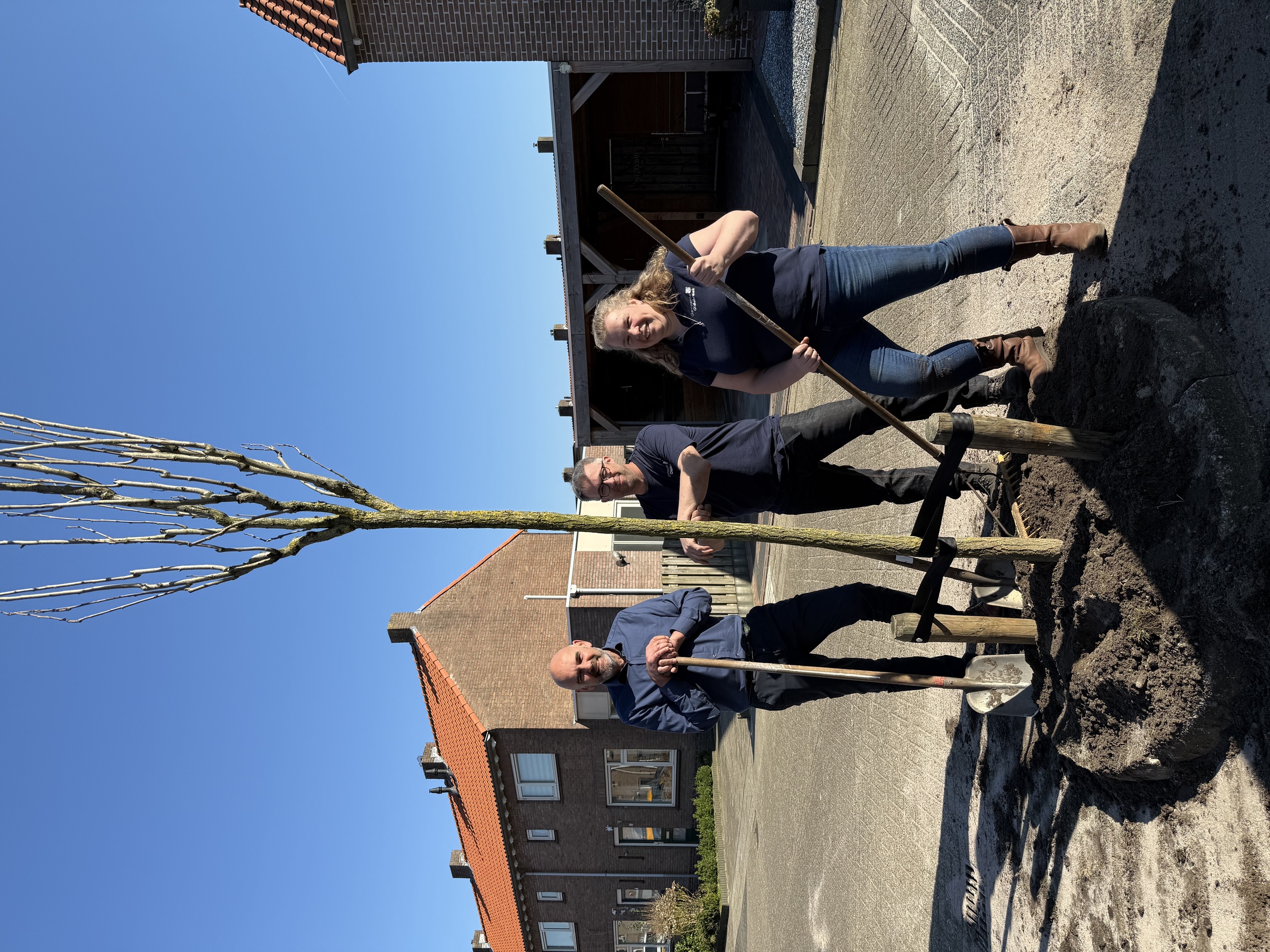 20250321 2 bomen gepland door wethouder Flier