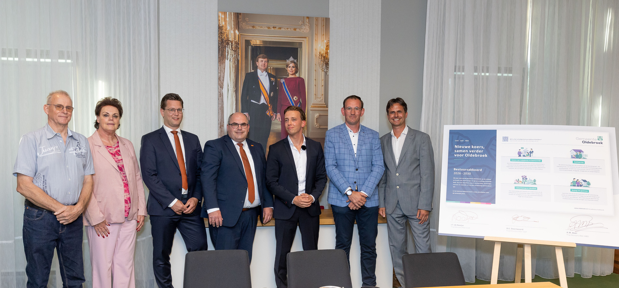 Groepsfoto van ondertekening en presentatie van Bestuursakkoord Oldebroek 2026 - 2030 