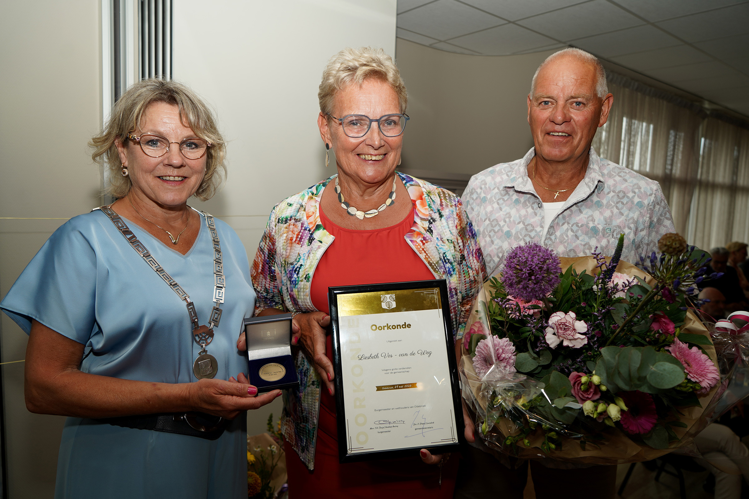 Burgemeester Tanja Haseloop-Amsing overhandigt de Oldebroeker erepenning aan Liesbeth Vos-van de Weg