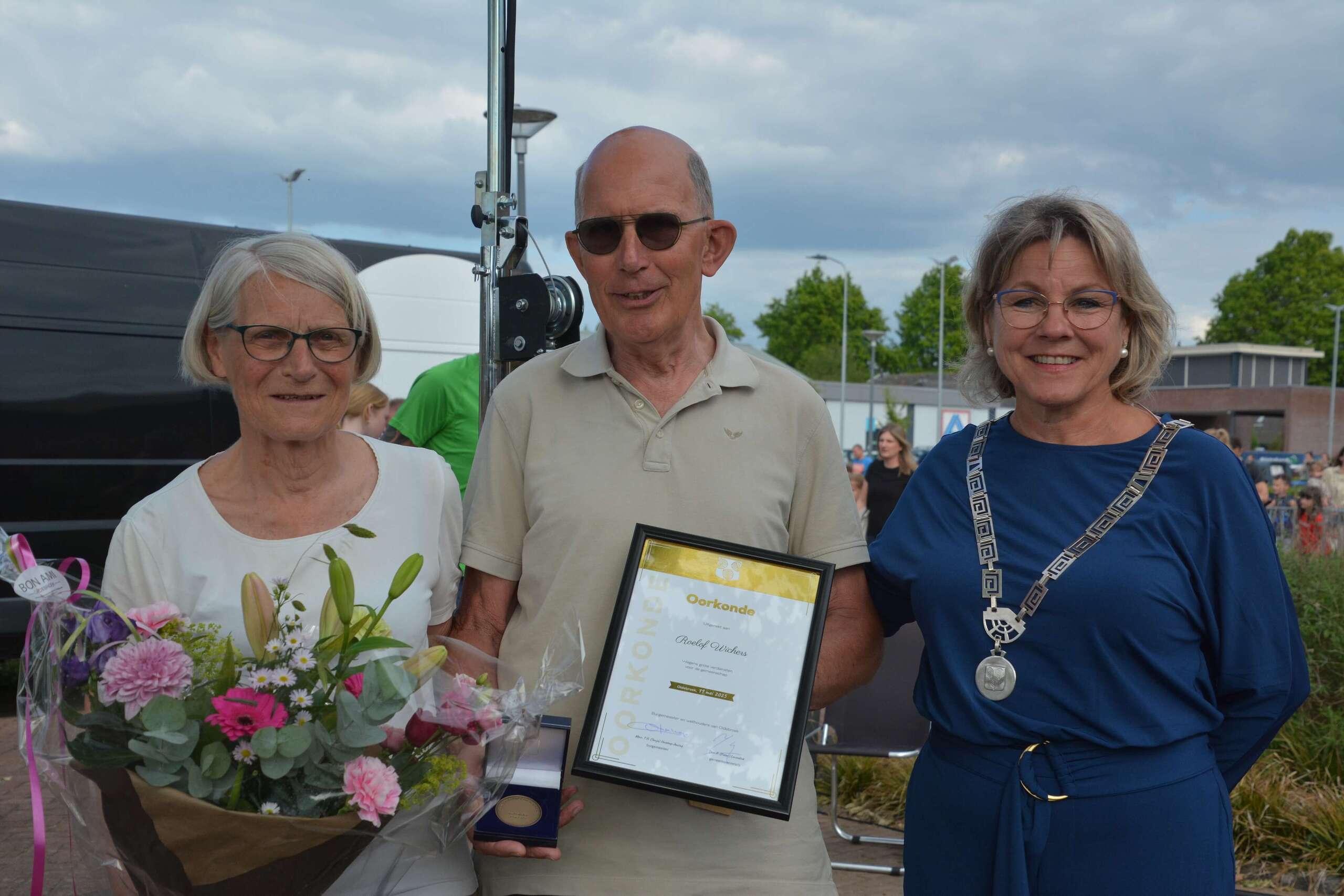 Roelof Wichers ontvangt Oldebroeker erepenning van burgemeester Haseloop
