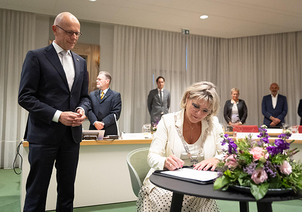 Burgemeester Haseloop ondertekent akte van herbenoeming op 2 oktober 2025