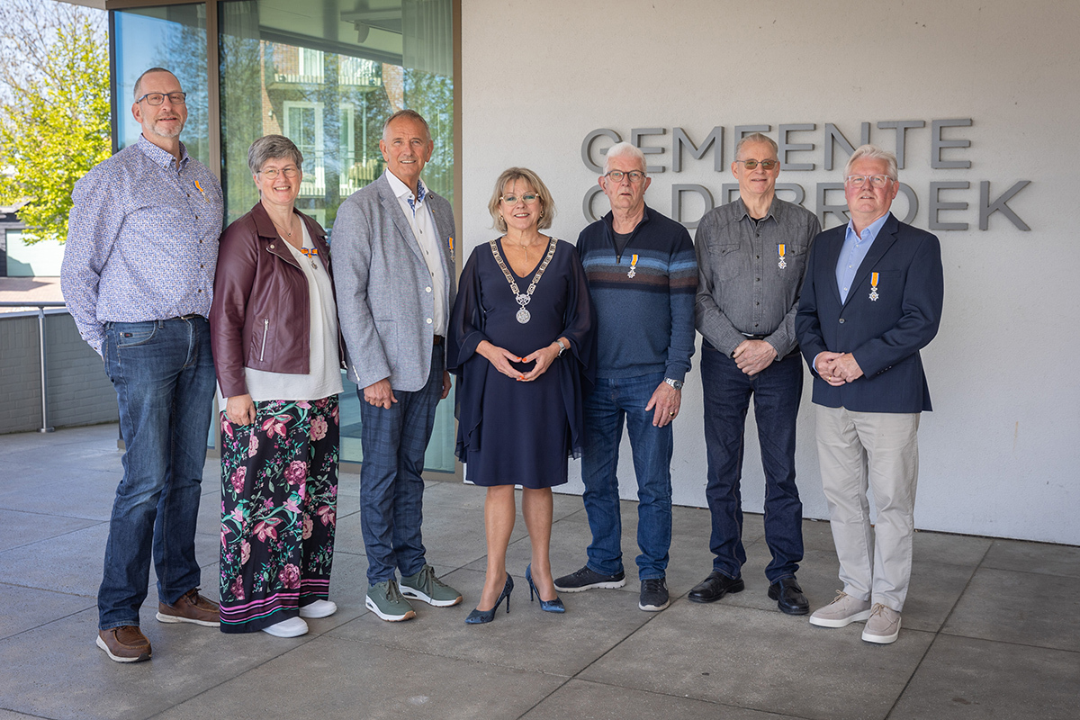 De 6 gedecoreerden tijdens de Lintjesregen 2026 in Oldebroek. Van links naar rechts: Alexander van Boven, Janneke van Boven, Arie Jan van Oort, burgemeester Haseloop-Amsing, Wiep Gardebroek, André Boer en Harm Uitslag