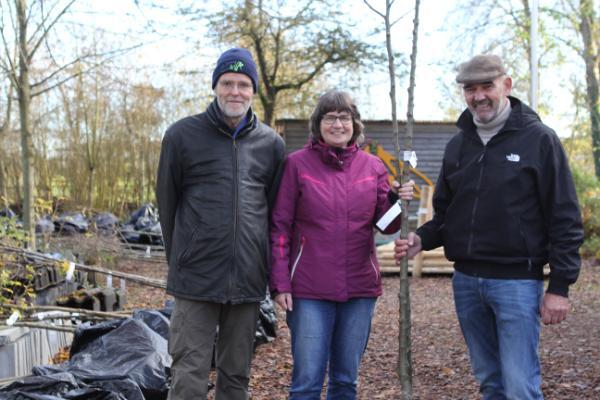 Wethouder Beerd Flier overhandigt de 1000st fruitboom aan een inwoner en Marten Muller van Groentje