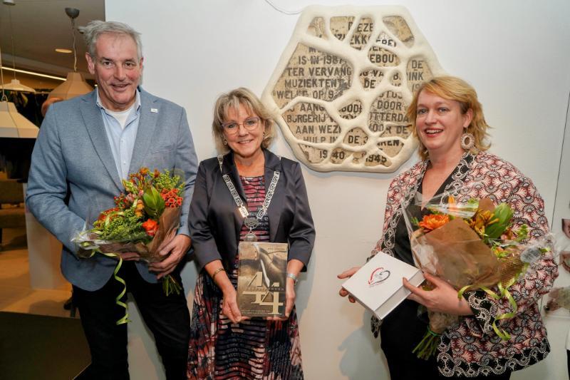 20251208 Onthulling kunstwerk Geven voor Vrijheid: Jan Willem Cleijpool (Razzia Monument Rotterdam), burgemeester Tanja Haseloop-Amsing, Krista van Norel