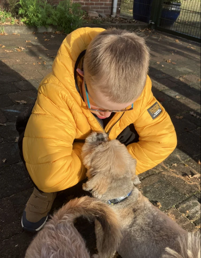 Jongentje met hond