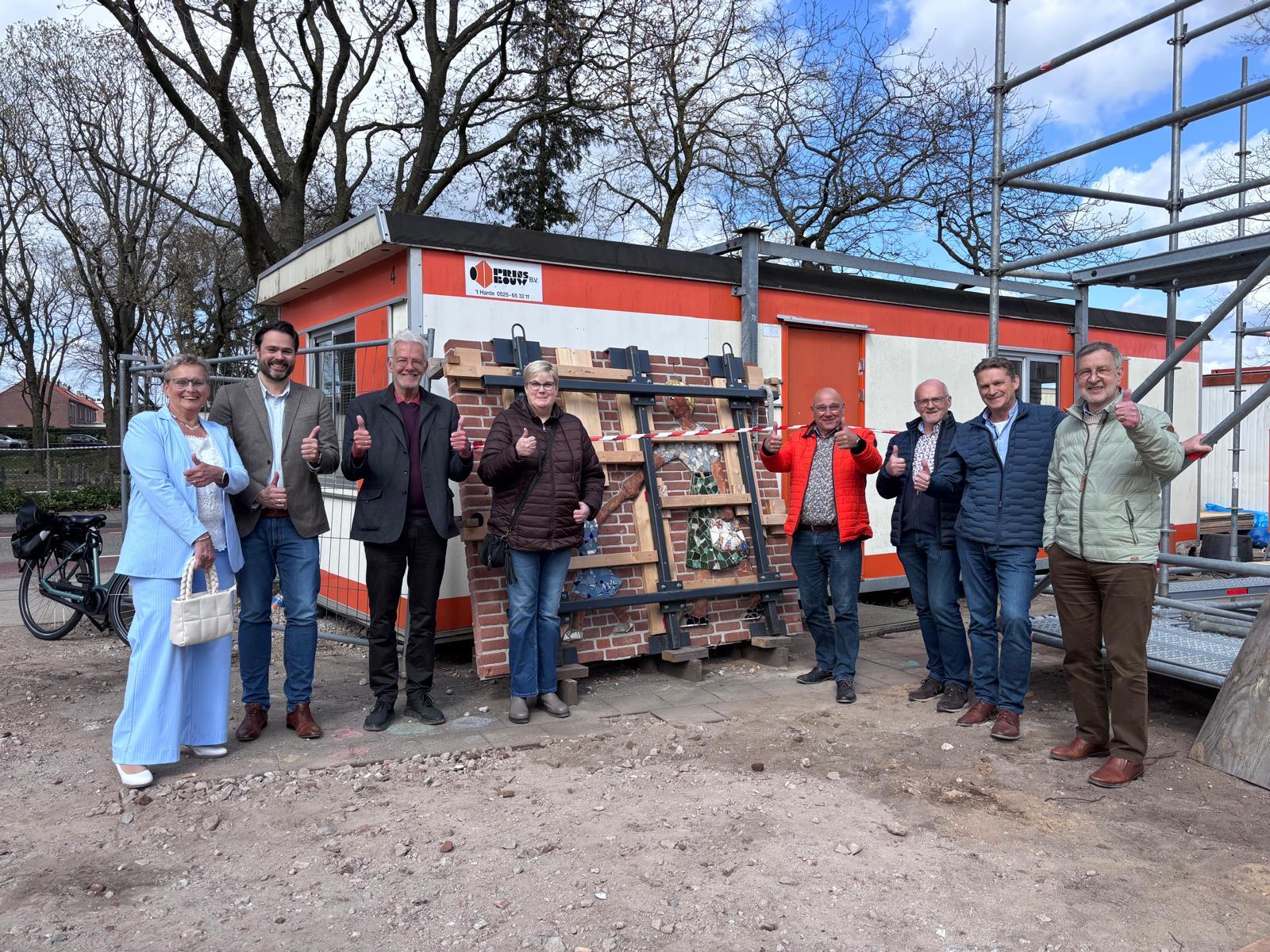 16. Alle betrokkenen bij het project van de Klepperbelt voor de steen die later weer ingemetseld zal worden
