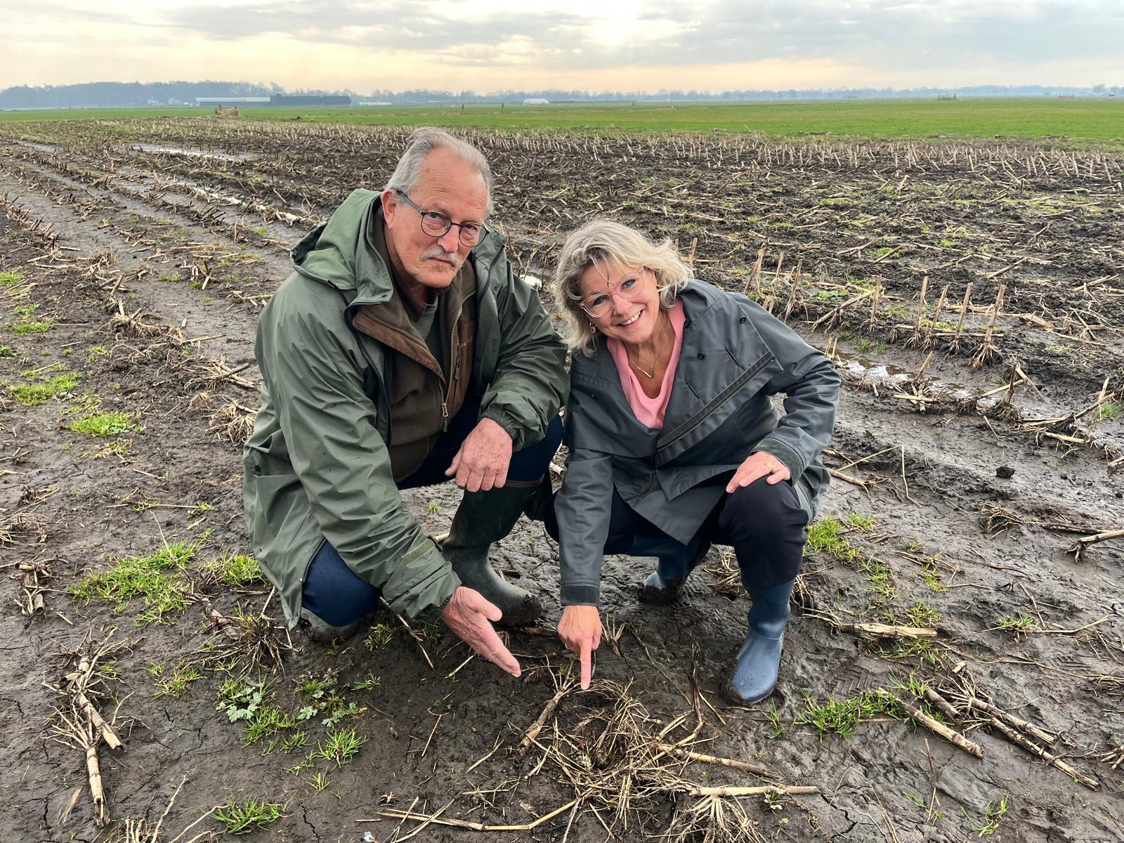 Vinder Henk van Pijkeren en burgemeester Haseloop tonen het eerste kievitsei van 2026 in de gemeente Oldebroek
