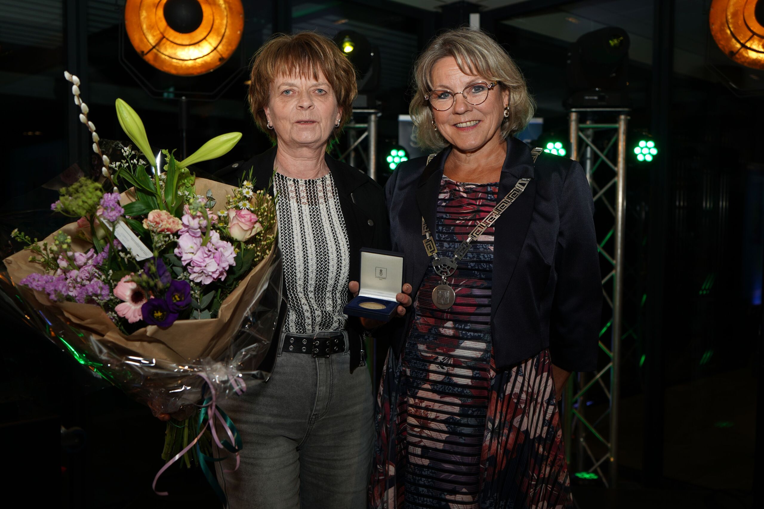 Rika Koele ontvangt Oldebroeker erepenning van burgemeester Haseloop op 6 maart 2026