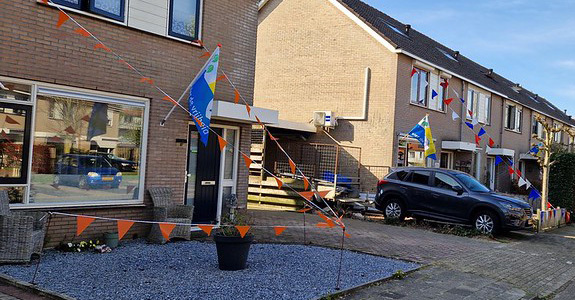 Vrijheidsvlaggen vlaggen wapperen in de Bloemstraat in Oldebroek