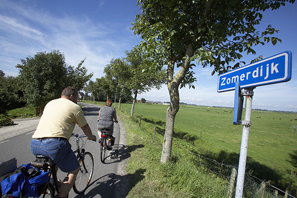 Fietsers op de Zomerdijk, Oosterwolde